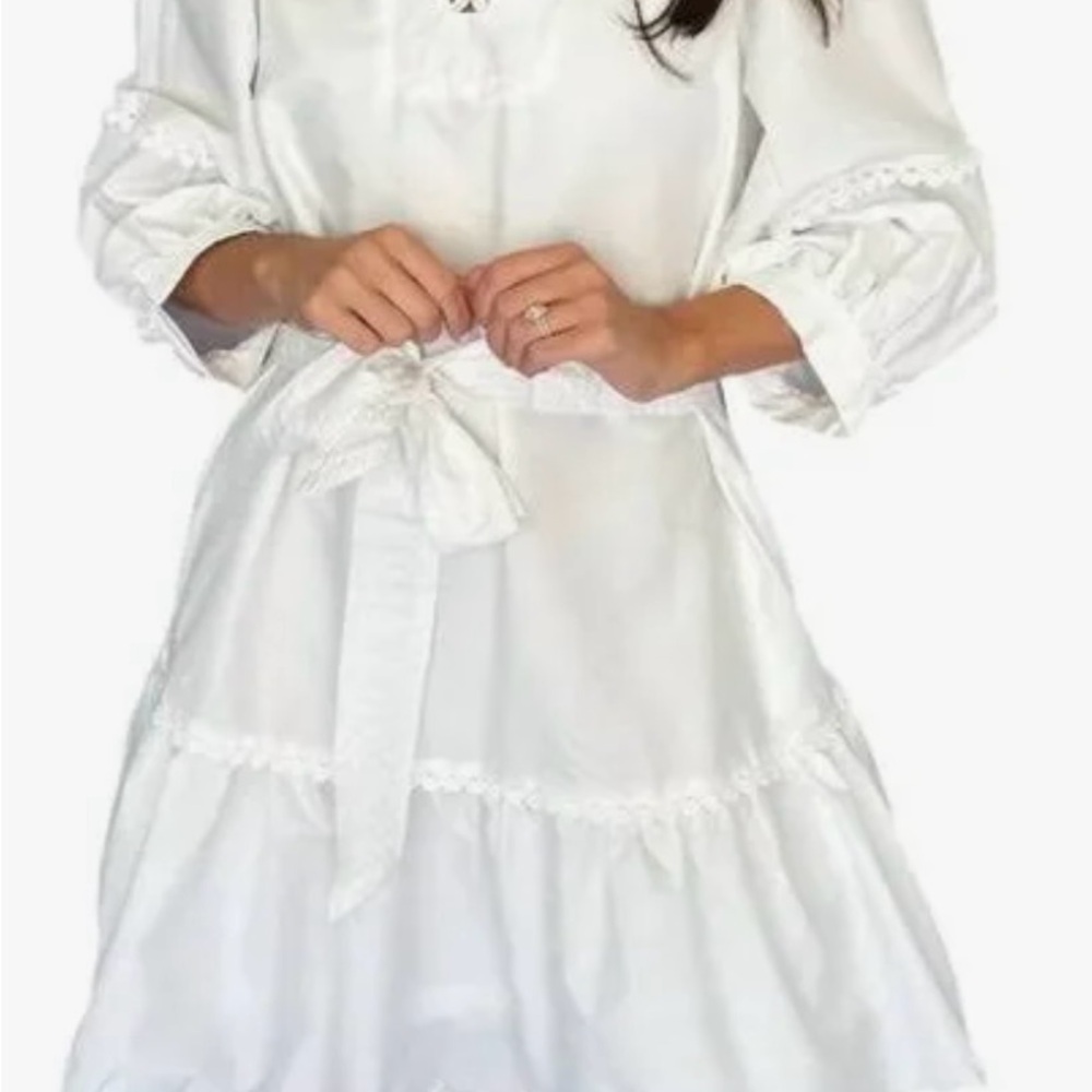 Scalloped detail white entro dress